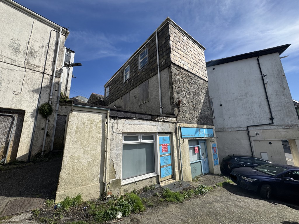 Lot: 74 - TOWN CENTRE INDUSTRIAL UNITS IN NEED OF SIGNIFICANT REPAIR - 6 & 6A Globe Yard